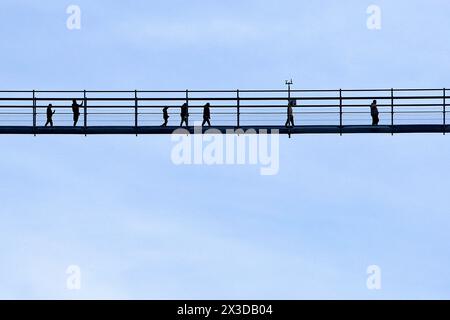 Skywalk Willingen avec des gens sur le plus long pont piétonnier en Allemagne, Allemagne, Hesse, Willingen Banque D'Images