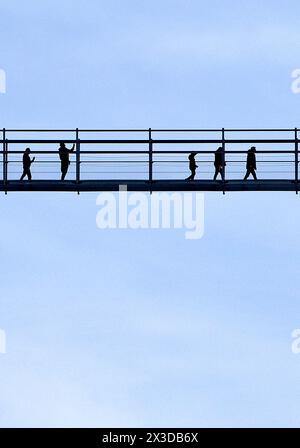 Skywalk Willingen avec des gens sur le plus long pont piétonnier en Allemagne, Allemagne, Hesse, Willingen Banque D'Images