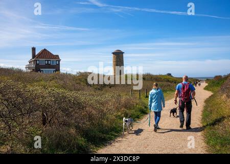 Maison et vieux château d'eau dans les dunes à Domburg sur la péninsule Walcheren, Zélande, pays-Bas. Haus und Alter Wasserturm in den Duenen BEI Dombur Banque D'Images