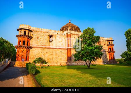 La mosquée Qila-i-Kuhna ou Qila Kuhna est une mosquée située à l'intérieur Le vieux fort de Purana Qila dans la ville de Delhi en Inde Banque D'Images