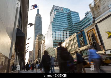 Navetteurs et acheteurs dans le centre animé Manhattan, New York, U.S.A, Amérique Banque D'Images