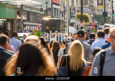 Navetteurs et acheteurs dans le centre animé Manhattan, New York, U.S.A, Amérique Banque D'Images