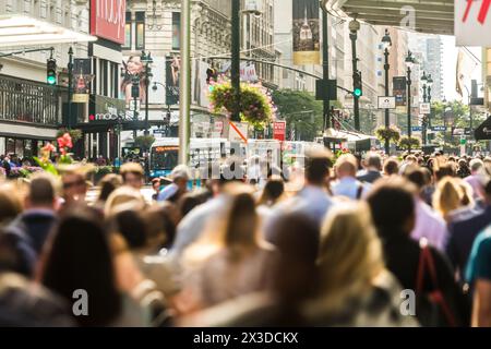 Navetteurs et acheteurs dans le centre animé Manhattan, New York, U.S.A, Amérique Banque D'Images