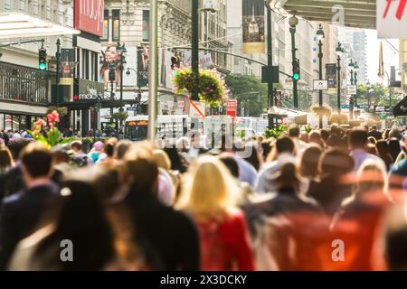 Navetteurs et acheteurs dans le centre animé Manhattan, New York, U.S.A, Amérique Banque D'Images