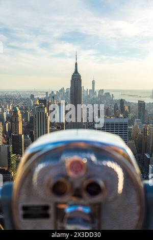 Télescope à pièces et vue sur l'Empire State Building et Manhattan, New York, États-Unis Banque D'Images