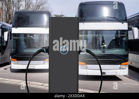 Bus électriques avec station de recharge Banque D'Images