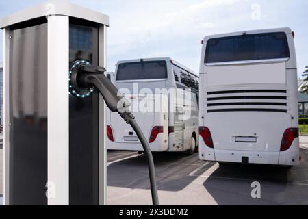 Bus électriques avec station de recharge. Banque D'Images