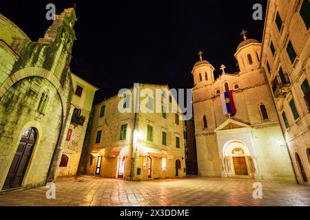 Église de. Nicholas et l'église de compris Luke dans la vieille ville de Kotor ou stari Grad au Monténégro Banque D'Images