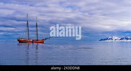 Bateau d'expédition, montagnes enneigées, OSCAR II Land, Arctique, Spitsbergen, Svalbard, Norvège, Europe Banque D'Images