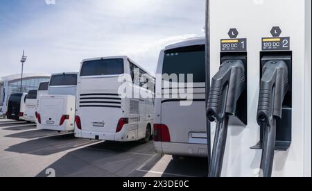 Bus électriques avec station de recharge. Banque D'Images