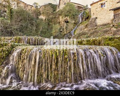 Chute d'eau d'Orbaneja del Castillo, point d'intérêt géologique, Orbaneja del Castillo, Village médiéval, Comarca del Páramo, Vallée de Sedano, Burgos, Banque D'Images