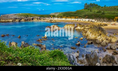 Littoral et falaises, Plage de Toró, Llanes, Asturies, Espagne, Europe Banque D'Images