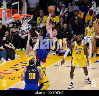 Los Angeles, États Unis. 25 avril 2024. L'attaquant des Nuggets de Denver Christian Braun (0) marque sur le garde des Lakers de Los Angeles Austin Reaves (15) lors de la deuxième mi-temps du match 3 de leur série éliminatoire du premier tour de la Western Conference au Crypto.com Arena de Los Angeles le jeudi 25 avril 2024. Photo de Jim Ruymen/UPI crédit : UPI/Alamy Live News Banque D'Images