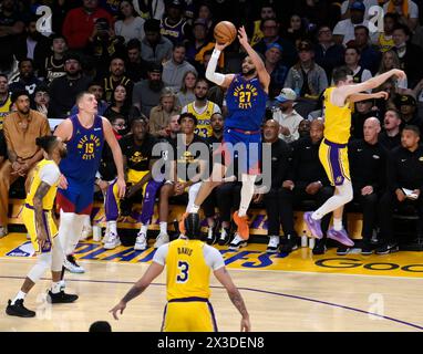 Los Angeles, États Unis. 25 avril 2024. Jamal Murray (27), le garde des Nuggets de Denver, tire un trois pointeurs contre les Lakers de Los Angeles lors de la deuxième mi-temps du match 3 de leur série éliminatoire du premier tour de la Western Conference au Crypto.com Arena de Los Angeles le jeudi 25 avril 2024. Photo de Jim Ruymen/UPI crédit : UPI/Alamy Live News Banque D'Images