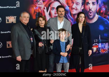 Nach schwerer Krankheit : Filmemacher Michael Verhoeven im alter von 85 Jahren gestorben. Archivfoto v.Li:Michael VERHOEVEN,Senta BERGER,Simon Verhoeven,Sohn David und Partnerin Nina. Familie. Roter Teppich, tapis rouge, arrivée. Filmpremiere,Kinopremiere NIGHTLIFE am 12.02.2020 im Mathaeser Kino in Muenchen, *** après une maladie grave le cinéaste Michael Verhoeven est mort à l'âge de 85 ans PHOTO D'ARCHIVE de gauche Michael VERHOEVEN, Senta BERGER, Simon Verhoeven, fils David et partenaire Nina Family Red Carpet, Red Carpet, arrivée avant-première du film, première du film VIE NOCTURNE le 12 02 2020 à Mathaeser Kino à Munich, Banque D'Images