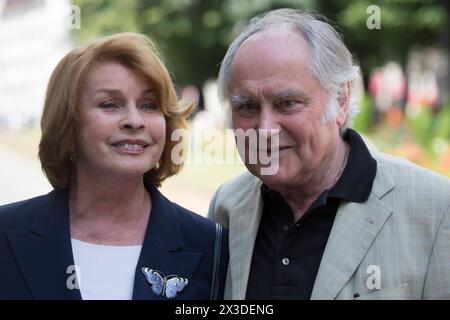 Nach schwerer Krankheit : Filmemacher Michael Verhoeven im alter von 85 Jahren gestorben. ARCHIVFOTO Schauspielerin Senta BERGER und Ehemann Michael VERHOEVEN, Regisseur, Filmfest Muenchen 2014, ZDF-Get Together, AM 01.07.2014 in Muenchen MAÂnchen/ H U G O S B A R/ Deutschland. *** Le cinéaste Michael Verhoeven meurt d'une grave maladie à l'âge de 85 ans, l'actrice PHOTO D'ARCHIVES Senta BERGER et son mari Michael VERHOEVEN, réalisateur, Filmfest Muenchen 2014, ZDF Get Together, le 01 07 2014 à Munich MAnchen H U G O S B A R Allemagne Banque D'Images