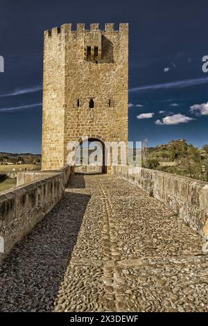 Pont médiéval de Frías, style gothique du XIIIe siècle, Ebre, ville médiévale de Frías, groupement artistique historique, Las Merindades, Burgos, Castilla y León Banque D'Images