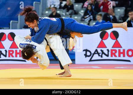 Zagreb, Croatie. 26 avril 2024. La belge Gabriella Willems (bleue) photographiée lors d'un match de poule d contre Madina Taimazova d'AIN dans la catégorie féminine -70kg aux Championnats d'Europe de judo à Zagreb, Croatie, vendredi 26 avril 2024. Le tournoi se déroule du 25 au 27 avril. BELGA PHOTO NIKOLA KRISTC crédit : Belga News Agency/Alamy Live News Banque D'Images