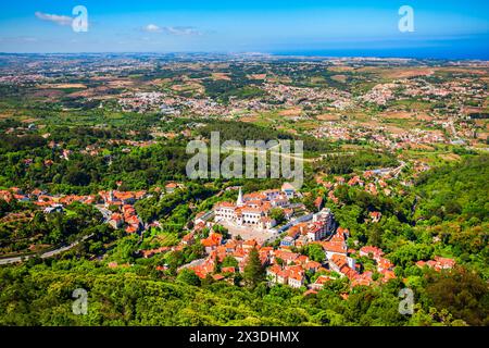 Vue panoramique aérienne du Palais national de Sintra. Le Palais national ou Palacio Nacional de Sintra est un musée de la maison dans la ville de Sintra, Portugal. Banque D'Images