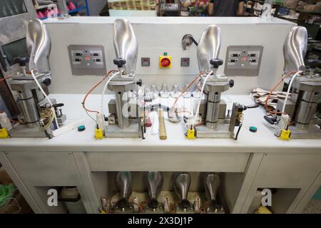 Machine moderne pour chaussures produisent dans l'atelier de l'usine de chaussures Banque D'Images