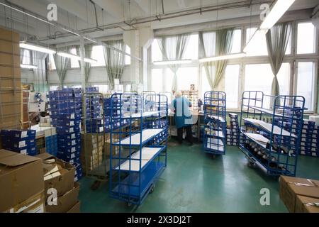 MOSCOU - 21 février 2017 : femme travaille en atelier avec de nombreuses boîtes pour chaussures et chariots dans l'usine Ralf Ringer. Сompany la production est de 1,5 millions de paires par Banque D'Images