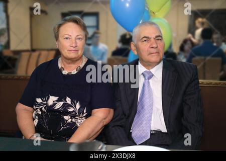 portrait de couple de personnes âgées de la famille, homme et femme (avec autorisations de modèle) en vacances, fête Banque D'Images