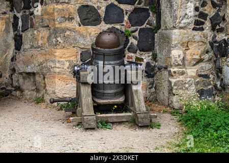 Maquette d'un mortier historique sur le mur de fortification du château de Stolpen sur la colline basaltique de Stolpen, Saxe, Allemagne, pour usage éditorial seulement. Banque D'Images