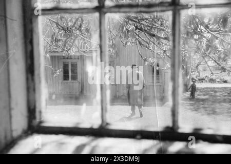 Courant 11- 1946 : connu Landsvikere sur Frifot. Cette photo d'Arild Hamsun dans la cour en face de Nørholmen a été prise depuis une fenêtre stable. Le jeune Hamsun vient de rentrer chez lui après avoir rendu visite à son père à la maison de retraite. Arild Hamsun, qui pendant la guerre portait un uniforme allemand et, entre autres, a participé au front de l'est, n'aimait pas être photographié et a même eu l'audace de menacer les employés d'Aktuell avec la police.photo : Skotaam / Aktuell / NTB **la photo n'est pas traitée*** le texte de cette image est traduit automatiquement Banque D'Images