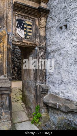 Burg Stolpen, Sachsen, Deutschland Pforte und kursächsisches Wappen am Schösserturm der Burg Stolpen auf dem Basaltberg von Stolpen, Sachsen, Deutschland, nur zur redaktionellen Verwendung. Portail et armoiries électorales saxonnes à la tour Taxman du château de Stolpen sur la colline basaltique de Stolpen, Saxe, Allemagne, pour usage éditorial seulement. Banque D'Images