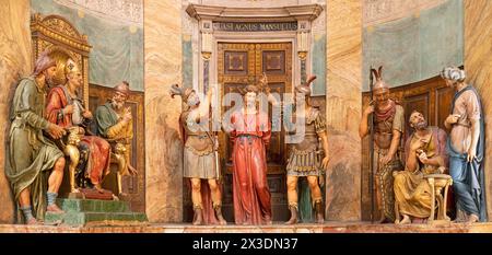 MILAN, ITALIE - 5 MARS 2024 : le groupe sculptural Jésus avant Caiaphas dans l'église Chiesa di San Sepolcro par artiste inconnu de 16 ans. cent. Banque D'Images