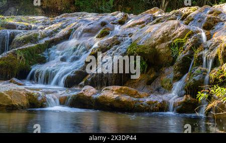 Paysage de montagnes verdoyantes à Sadernes, Catalogne, Espagne Banque D'Images