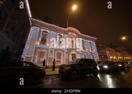 MOSCOU - 14 janvier 2017 : lumières du nouvel an sur le bâtiment Pouchkine Cafe à Moscou Banque D'Images