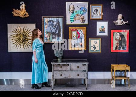 Londres, Royaume-Uni. 26 avril 2024. Les articles de la collection de Kenneth Partridge, le designer d'intérieur des Beatles, y compris la nature morte de Martin Battersby avec des masques chinois et des fans, estiment : £800 - £1 200 - Un aperçu de la vente des collections à Bonhams Knightsbridge. Crédit : Guy Bell/Alamy Live News Banque D'Images