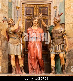MILAN, ITALIE - 5 MARS 2024 : le groupe sculptural Jésus avant Caiaphas dans l'église Chiesa di San Sepolcro par artiste inconnu de 16 ans. cent. Banque D'Images