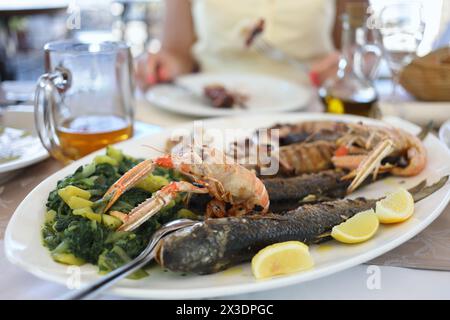 Plat avec poisson et fruits de mer sur la table dans le restaurant Banque D'Images