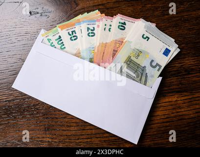 Umschlag voller Geld, Symbolfoto Gehaltstüte, Bestechlichkeit Banque D'Images