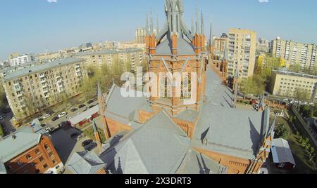 MOSCOU, RUSSIE - 20 AVRIL 2014 : partie supérieure de la cathédrale catholique de l'Immaculée conception de la Bienheureuse Vierge Marie, vue aérienne. La cathédrale a été ouverte en Banque D'Images