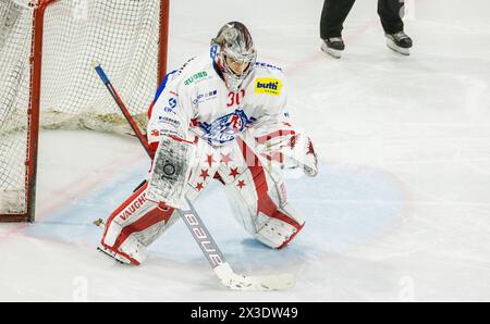 SC Rapperswil-Jona Lakers Torhüter #30 Roby Mettler ist, während dem Spiel gegen den EHC Kloten in der Stimo Arena, aufmerksam auf das Spielgeschehen Banque D'Images