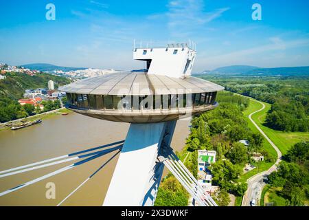 Vue d'ovni au nouveau pont SNP vue panoramique aérienne. SNP est un pont à travers la rivière Danude à Bratislava. Bratislava est une capitale de la Slovaquie. Banque D'Images