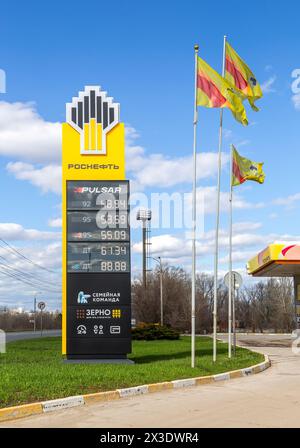 Samara, Russie - 16 avril 2024 : Prix du carburant sur le panneau de guide avec logo à une station-service Rosneft. Rosneft est l'une des plus grandes compagnies pétrolières russes Banque D'Images