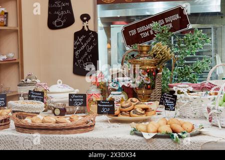 MOSCOU, RUSSIE - 25 avril 2017 : assortiment de produits de boulangerie dans le restaurant Pelmeni Da Borschi. Restaurant est situé sur la rue Arbat et offre Rissian c Banque D'Images