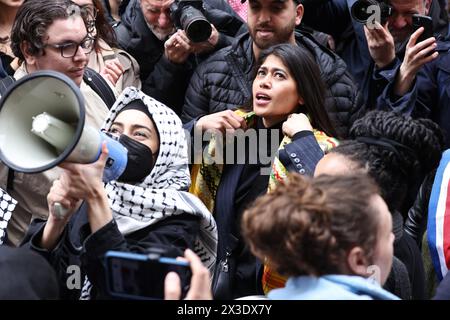 Paris, France. 26 avril 2024. © PHOTOPQR/LE PARISIEN/Fred Dugit ; Paris ; 26/04/2024 ; notre Epoque Paris VIIe, le 26 avril 2024 occupation de Sciences po par des étudiants pro Palestine photo LP/Fred Dugit Rima Hassan, candidate la France insoumise (LFI) aux élections européennes, manifestation soutenir les manifestants devant l'Institut d'études politiques alors que des étudiants occupent un bâtiment, avec une barricade bloquant l'entrée, en soutien aux Palestiniens, à Paris le 26 avril 2024. *** Légende locale *** crédit : MAXPPP/Alamy Live News Banque D'Images