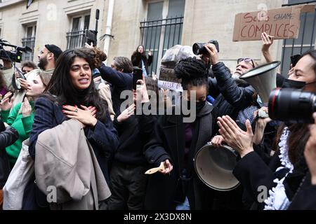 Paris, France. 26 avril 2024. © PHOTOPQR/LE PARISIEN/Fred Dugit ; Paris ; 26/04/2024 ; notre Epoque Paris VIIe, le 26 avril 2024 occupation de Sciences po par des étudiants pro Palestine photo LP/Fred Dugit Rima Hassan, candidate la France insoumise (LFI) aux élections européennes, manifestation soutenir les manifestants devant l'Institut d'études politiques alors que des étudiants occupent un bâtiment, avec une barricade bloquant l'entrée, en soutien aux Palestiniens, à Paris le 26 avril 2024. *** Légende locale *** crédit : MAXPPP/Alamy Live News Banque D'Images