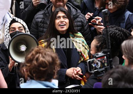 Paris, France. 26 avril 2024. © PHOTOPQR/LE PARISIEN/Fred Dugit ; Paris ; 26/04/2024 ; notre Epoque Paris VIIe, le 26 avril 2024 occupation de Sciences po par des étudiants pro Palestine photo LP/Fred Dugit Rima Hassan, candidate la France insoumise (LFI) aux élections européennes, manifestation soutenir les manifestants devant l'Institut d'études politiques alors que des étudiants occupent un bâtiment, avec une barricade bloquant l'entrée, en soutien aux Palestiniens, à Paris le 26 avril 2024. *** Légende locale *** crédit : MAXPPP/Alamy Live News Banque D'Images