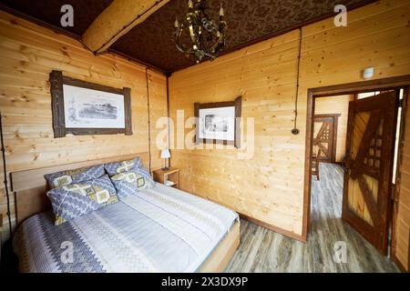 PERESLAVL ZALESSKY, RUSSIE - 28 août 2017 : intérieur de la chambre dans la maison d'hôtes du complexe touristique Botik à la rive du lac Plesсheevo, près du Musée Botik de Banque D'Images