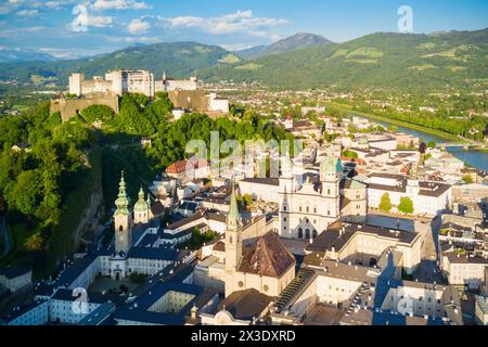 Le centre-ville de Salzbourg, Autriche vue panoramique aérienne. Salzbourg (littéralement 'alt forteresse ou château de sel") est la quatrième plus grande ville d'Autriche. Banque D'Images