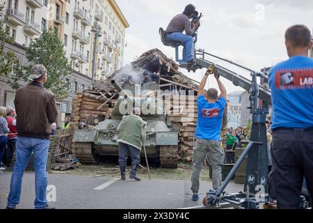 MOSCOU, RUSSIE - 10 septembre 2017 : tournage d'un épisode de film avec le légendaire char T-34 sur la rue Tverskaya lors de la célébration du 870e anniversaire de Moscou. Banque D'Images