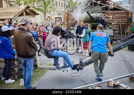 MOSCOU, RUSSIE - 10 septembre 2017 : Groupe de directeurs de la photographie tournant un épisode de film avec le légendaire char T-34 sur la rue Tverskaya lors de la célébration 870t Banque D'Images