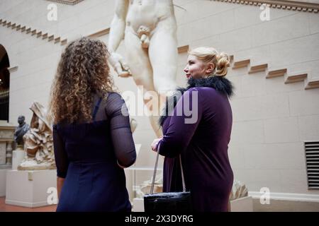 MOSCOU, RUSSIE - 3 nov 2017 : deux femmes (MR) devant la sculpture David de Michel-Ange à la cour italienne du Musée des Beaux-Arts nommé par A.S. Banque D'Images