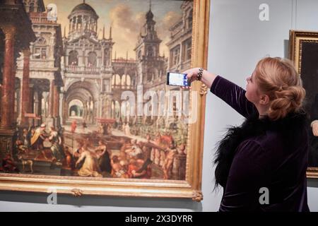 MOSCOU, RUSSIE - 3 nov. 2017 : femme (MR) prend une photo de la peinture du roi Salomon et de la reine de Sheba par Hans Vredeman de Vries, 1601, dans le Musée Banque D'Images